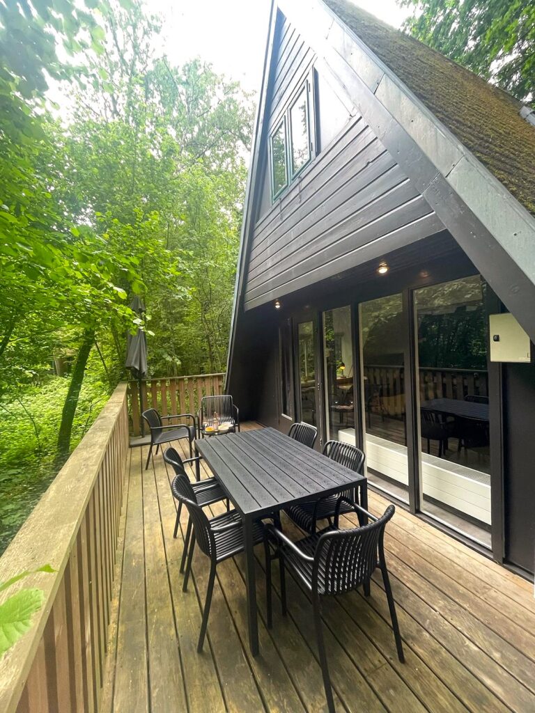 Vakantie Chalet Durbuy - Ardennen - Familie weekendje weg - Ruim balkon, terras, eettafel met 5 stoelen + zithoek + paraplu